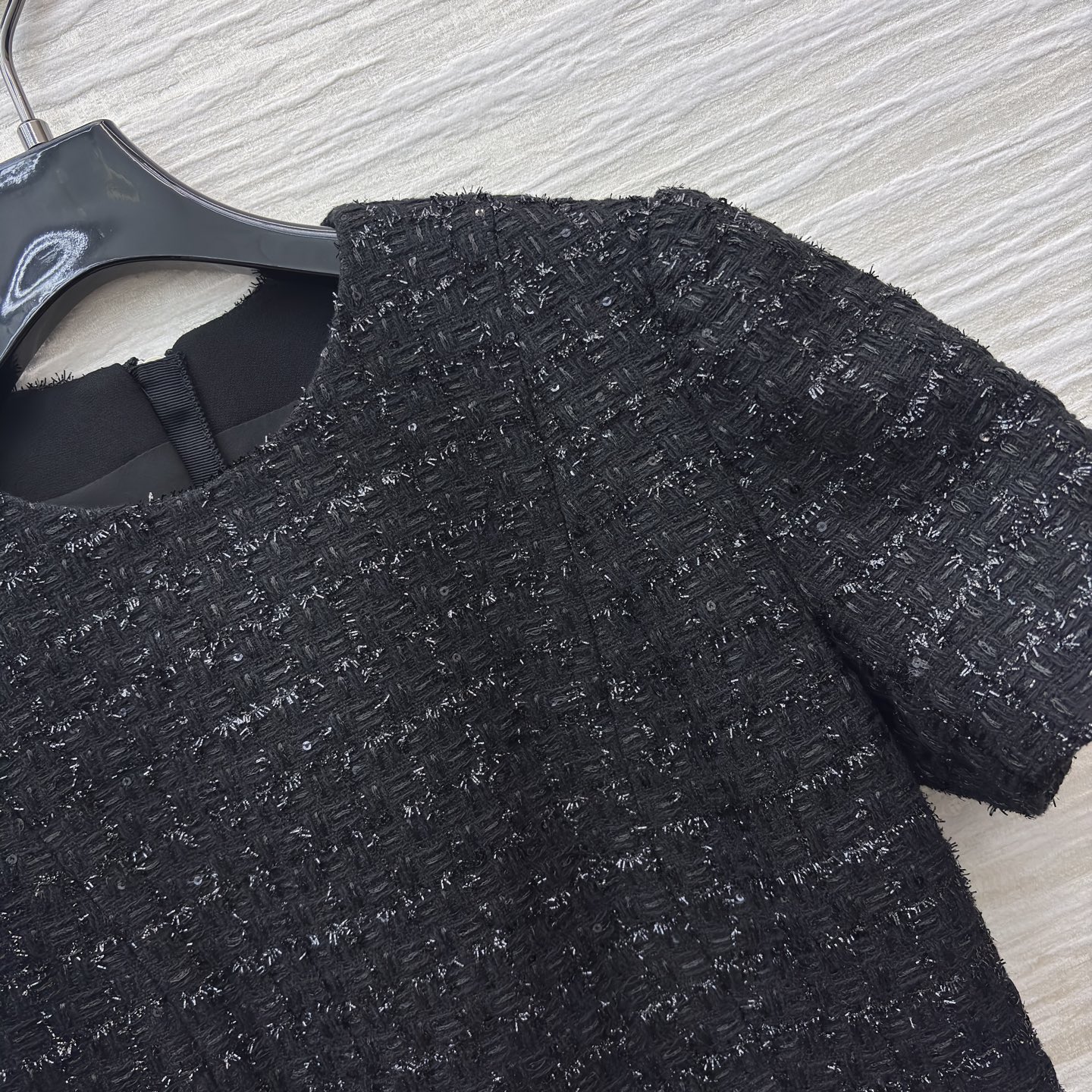 L家黑金丝线粗花呢连衣裙 细闪纹理自带精致滤镜 圆领短袖搭配收腰伞摆 自带细闪的质感太戳审美~ 优雅又藏