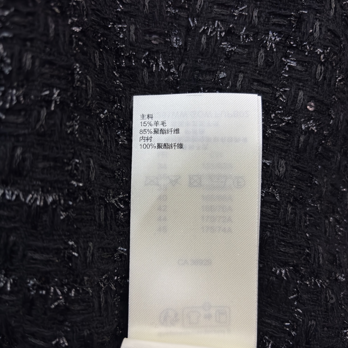 L家黑金丝线粗花呢连衣裙 细闪纹理自带精致滤镜 圆领短袖搭配收腰伞摆 自带细闪的质感太戳审美~ 优雅又藏