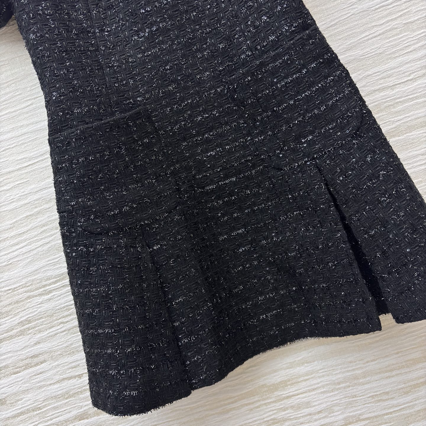 L家黑金丝线粗花呢连衣裙 细闪纹理自带精致滤镜 圆领短袖搭配收腰伞摆 自带细闪的质感太戳审美~ 优雅又藏