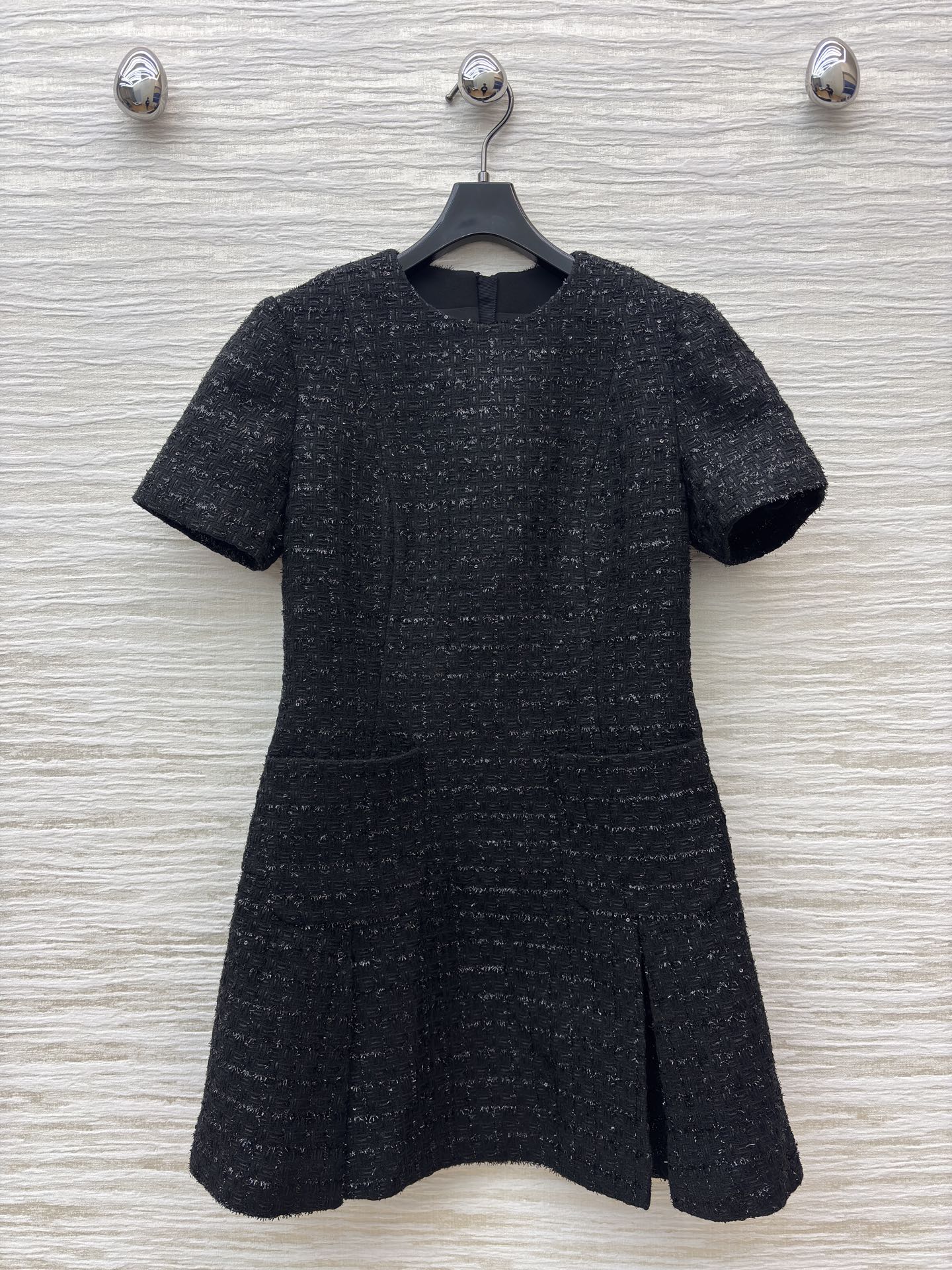 L家黑金丝线粗花呢连衣裙 细闪纹理自带精致滤镜 圆领短袖搭配收腰伞摆 自带细闪的质感太戳审美~ 优雅又藏