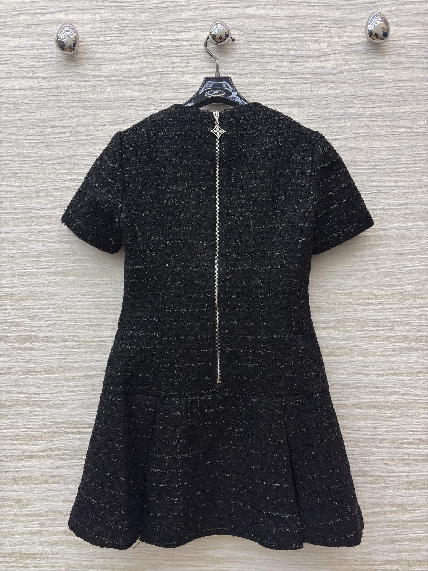 L家黑金丝线粗花呢连衣裙 细闪纹理自带精致滤镜 圆领短袖搭配收腰伞摆 自带细闪的质感太戳审美~ 优雅又藏