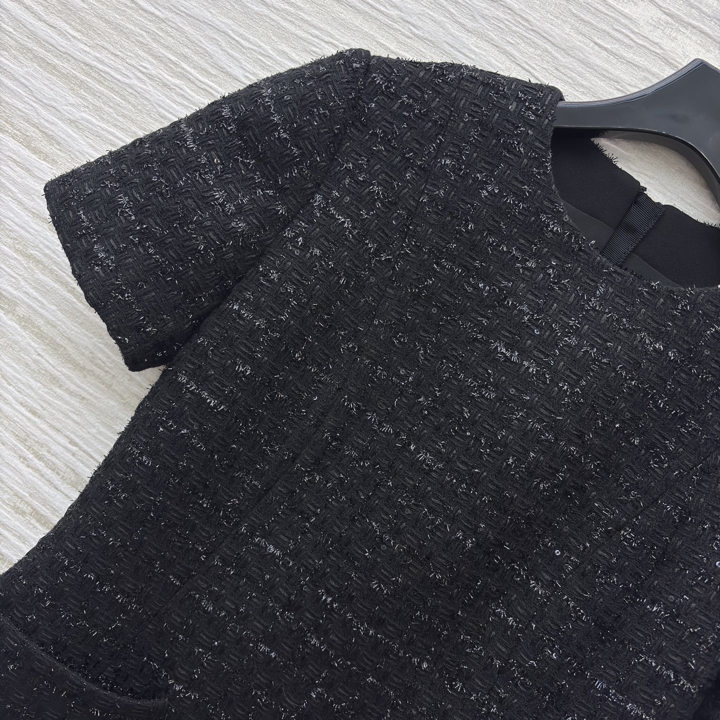 L家黑金丝线粗花呢连衣裙 细闪纹理自带精致滤镜 圆领短袖搭配收腰伞摆 自带细闪的质感太戳审美~ 优雅又藏