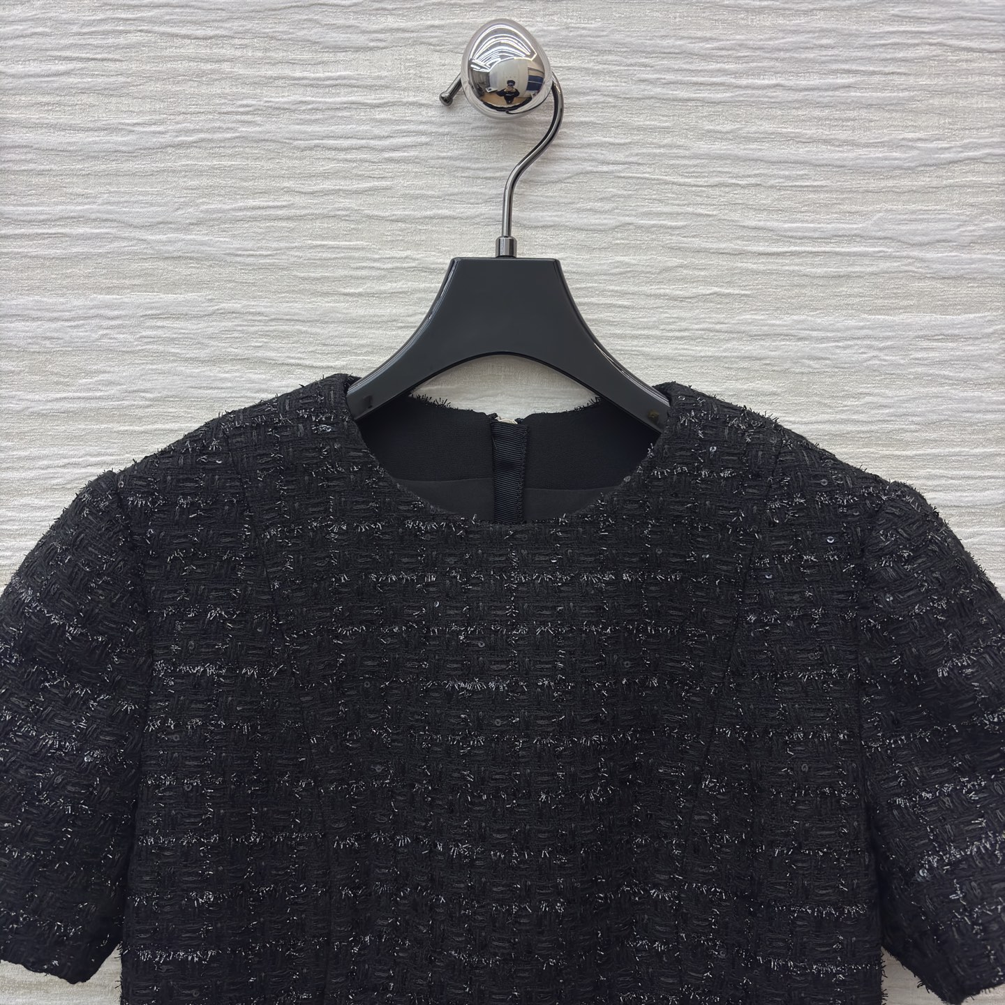 L家黑金丝线粗花呢连衣裙 细闪纹理自带精致滤镜 圆领短袖搭配收腰伞摆 自带细闪的质感太戳审美~ 优雅又藏