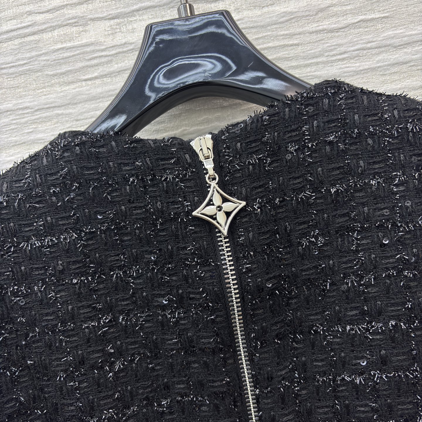 L家黑金丝线粗花呢连衣裙 细闪纹理自带精致滤镜 圆领短袖搭配收腰伞摆 自带细闪的质感太戳审美~ 优雅又藏