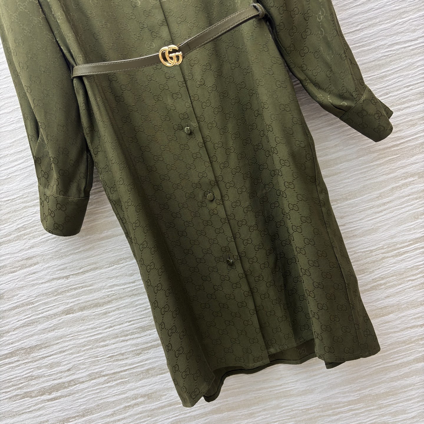 G家橄榄绿满印衬衫裙 低调老花暗纹自带高级感 配同色系腰带刚好掐出腰线 通勤逛街都撑得起气场 SMLXL