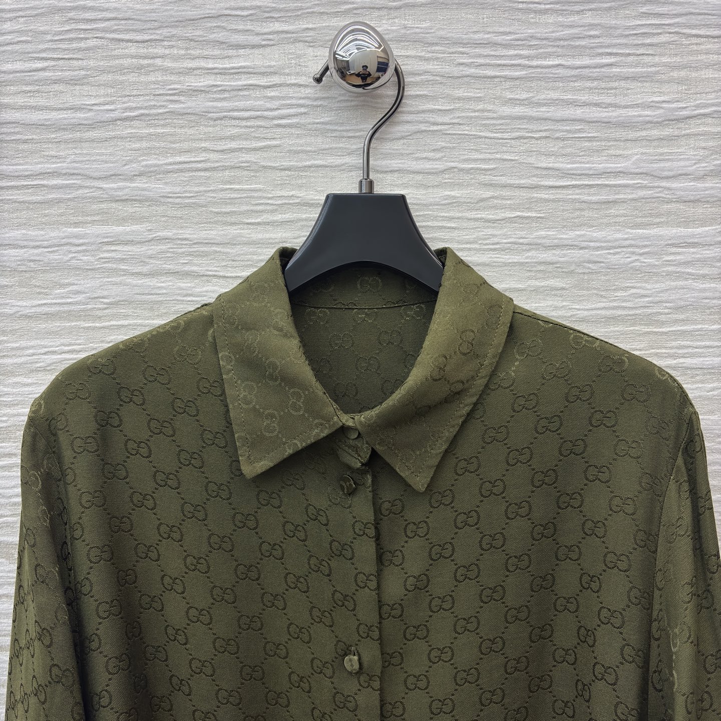 G家橄榄绿满印衬衫裙 低调老花暗纹自带高级感 配同色系腰带刚好掐出腰线 通勤逛街都撑得起气场 SMLXL