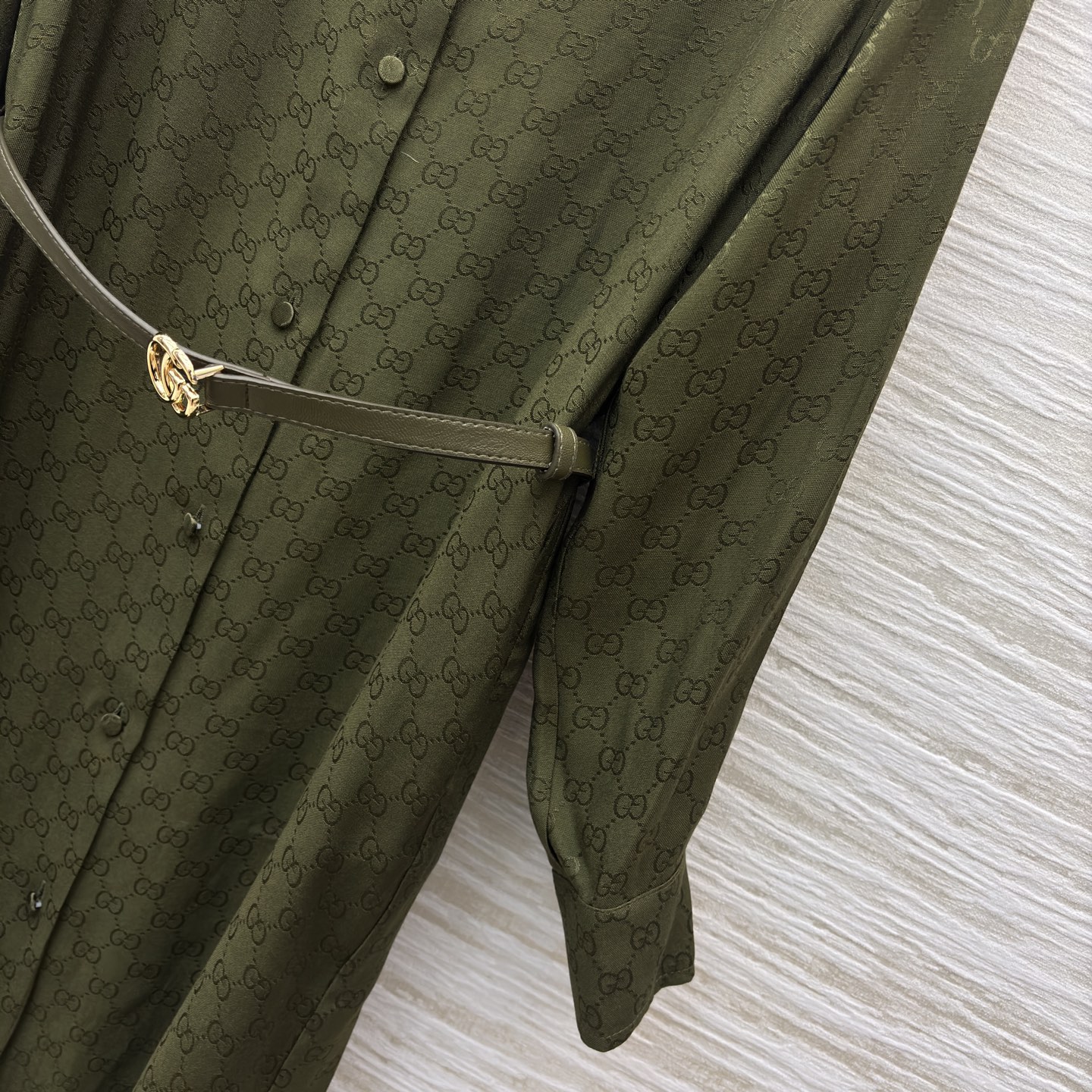 G家橄榄绿满印衬衫裙 低调老花暗纹自带高级感 配同色系腰带刚好掐出腰线 通勤逛街都撑得起气场 SMLXL