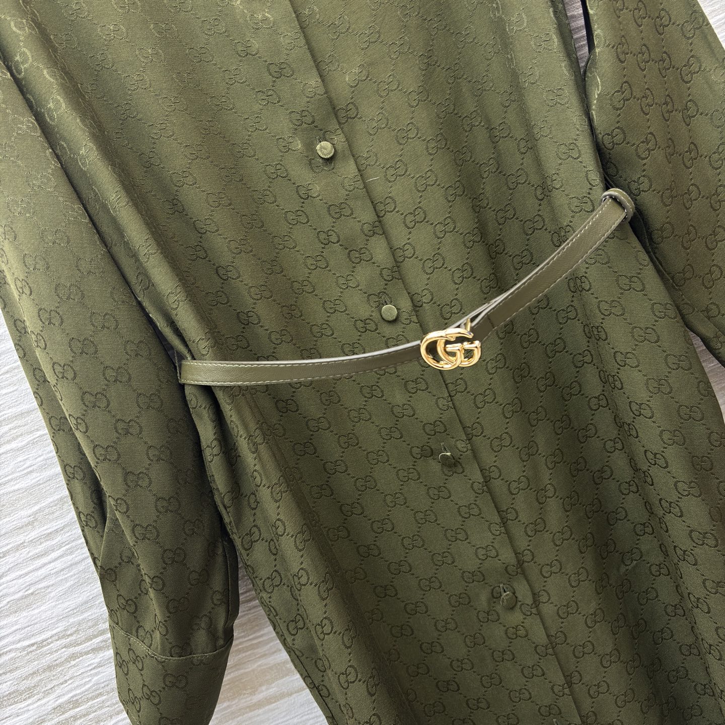 G家橄榄绿满印衬衫裙 低调老花暗纹自带高级感 配同色系腰带刚好掐出腰线 通勤逛街都撑得起气场 SMLXL