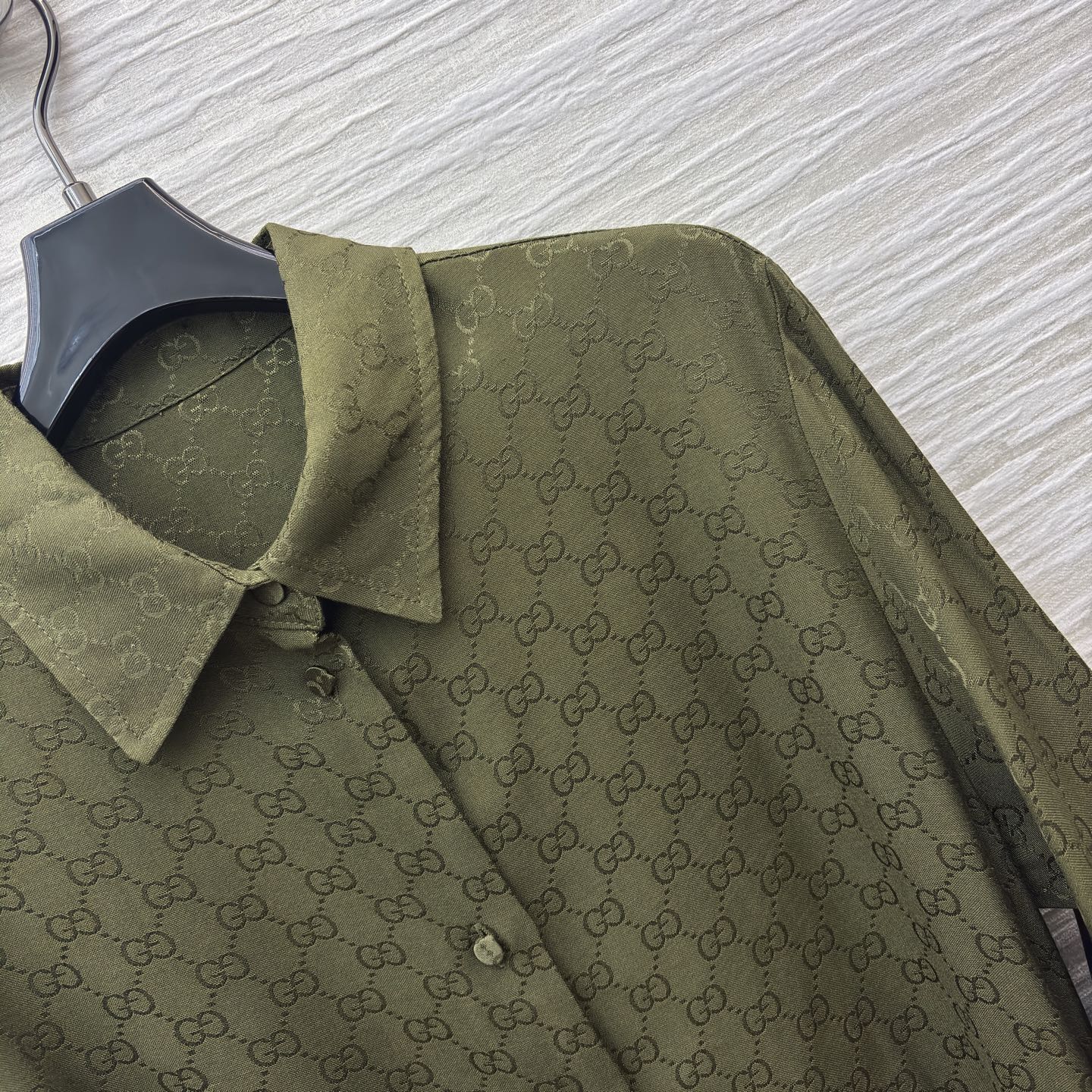 G家橄榄绿满印衬衫裙 低调老花暗纹自带高级感 配同色系腰带刚好掐出腰线 通勤逛街都撑得起气场 SMLXL