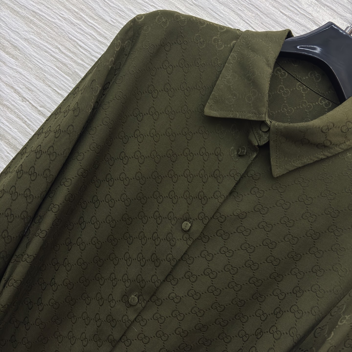 G家橄榄绿满印衬衫裙 低调老花暗纹自带高级感 配同色系腰带刚好掐出腰线 通勤逛街都撑得起气场 SMLXL