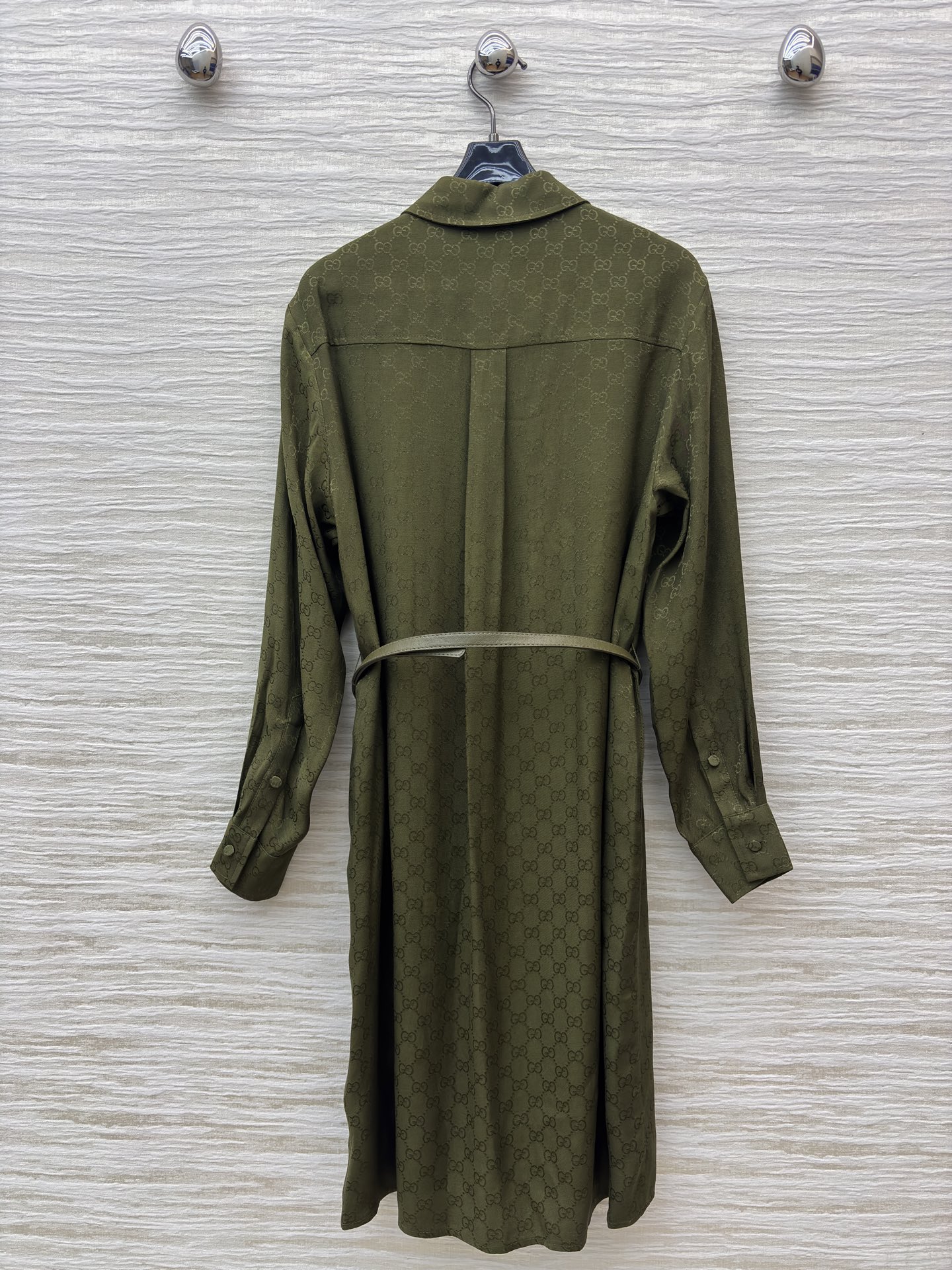 G家橄榄绿满印衬衫裙 低调老花暗纹自带高级感 配同色系腰带刚好掐出腰线 通勤逛街都撑得起气场 SMLXL