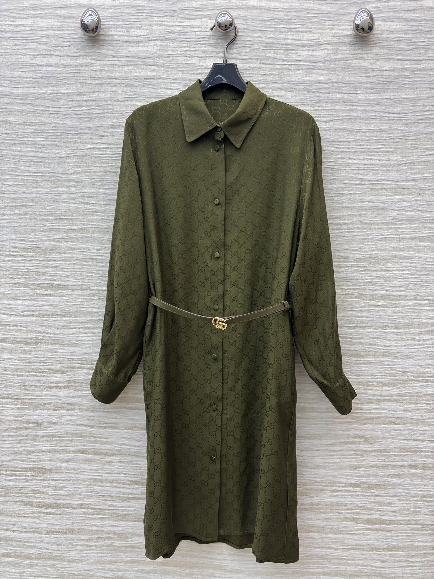 G家橄榄绿满印衬衫裙 低调老花暗纹自带高级感 配同色系腰带刚好掐出腰线 通勤逛街都撑得起气场 SMLXL