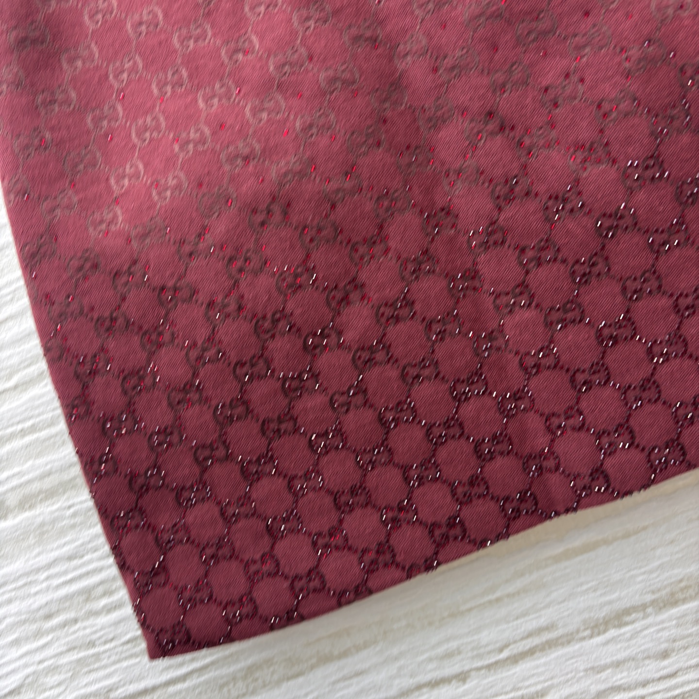 G家酒红闪钻老花短裙 细闪纹理裹满复古贵气 高腰版型刚好掐出腰臀比例 搭同系列外套或毛衣衬衫都能穿出氛围