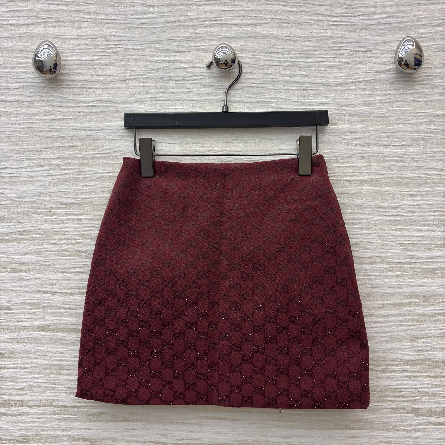 G家酒红闪钻老花短裙 细闪纹理裹满复古贵气 高腰版型刚好掐出腰臀比例 搭同系列外套或毛衣衬衫都能穿出氛围