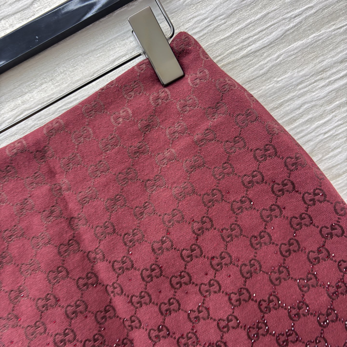 G家酒红闪钻老花短裙 细闪纹理裹满复古贵气 高腰版型刚好掐出腰臀比例 搭同系列外套或毛衣衬衫都能穿出氛围