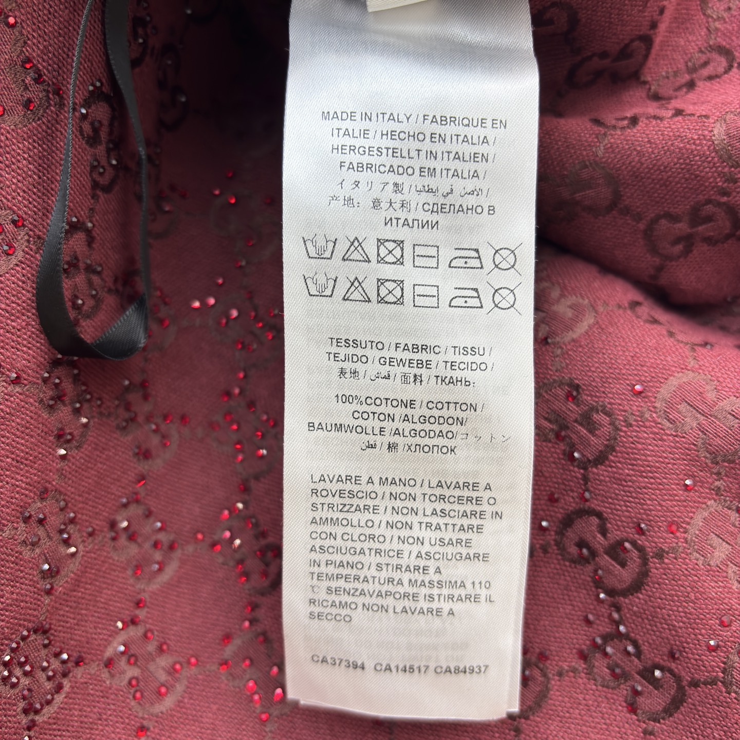 G家酒红闪钻老花短裙 细闪纹理裹满复古贵气 高腰版型刚好掐出腰臀比例 搭同系列外套或毛衣衬衫都能穿出氛围