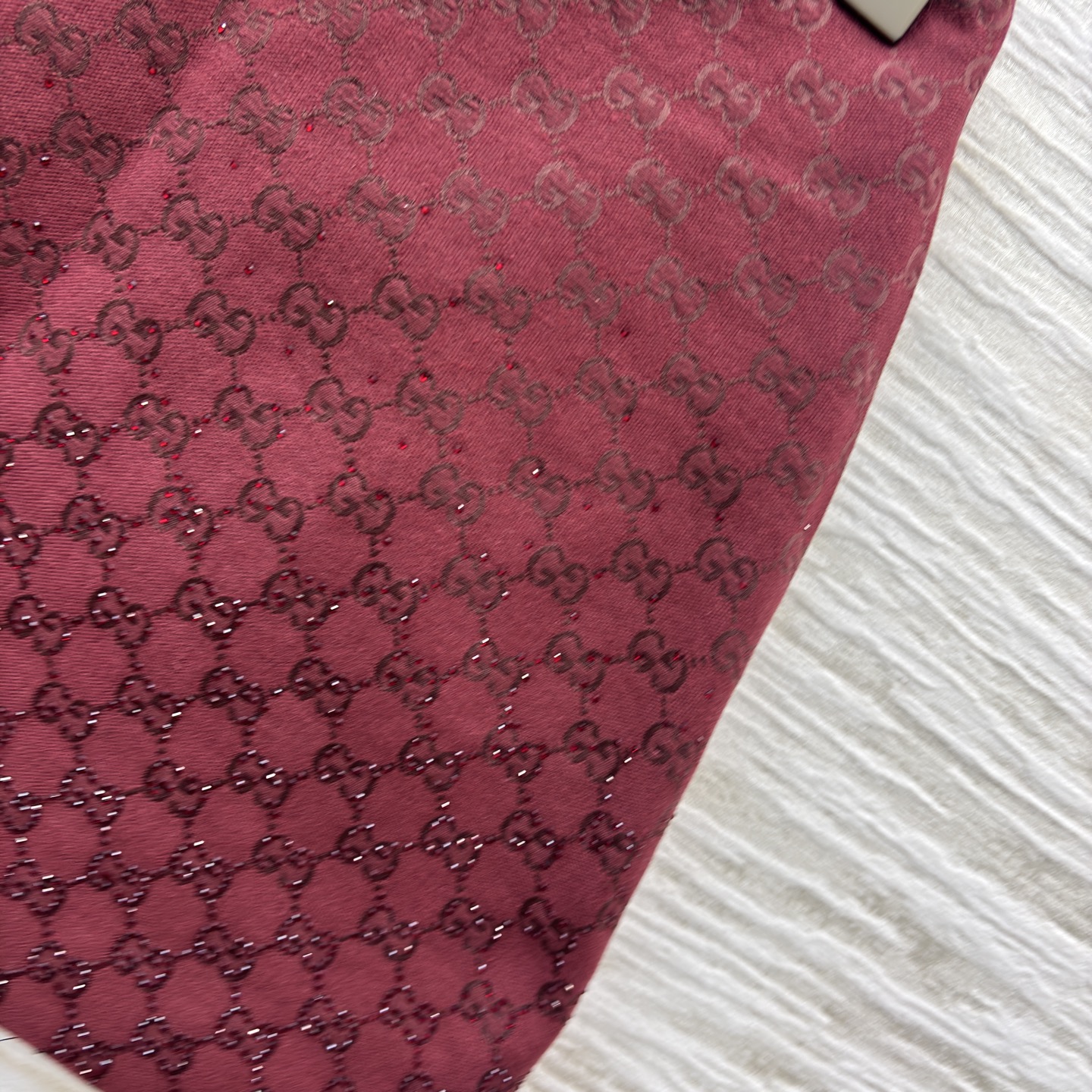 G家酒红闪钻老花短裙 细闪纹理裹满复古贵气 高腰版型刚好掐出腰臀比例 搭同系列外套或毛衣衬衫都能穿出氛围