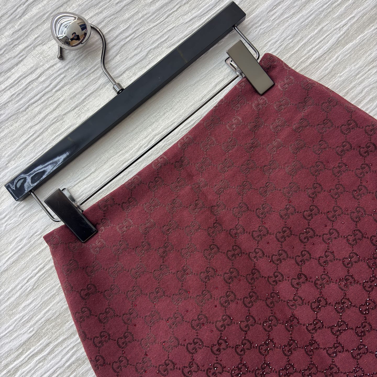 G家酒红闪钻老花短裙 细闪纹理裹满复古贵气 高腰版型刚好掐出腰臀比例 搭同系列外套或毛衣衬衫都能穿出氛围