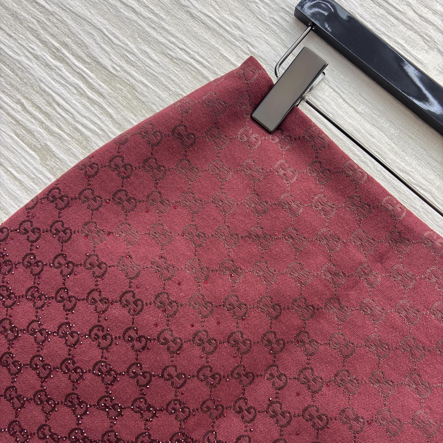 G家酒红闪钻老花短裙 细闪纹理裹满复古贵气 高腰版型刚好掐出腰臀比例 搭同系列外套或毛衣衬衫都能穿出氛围