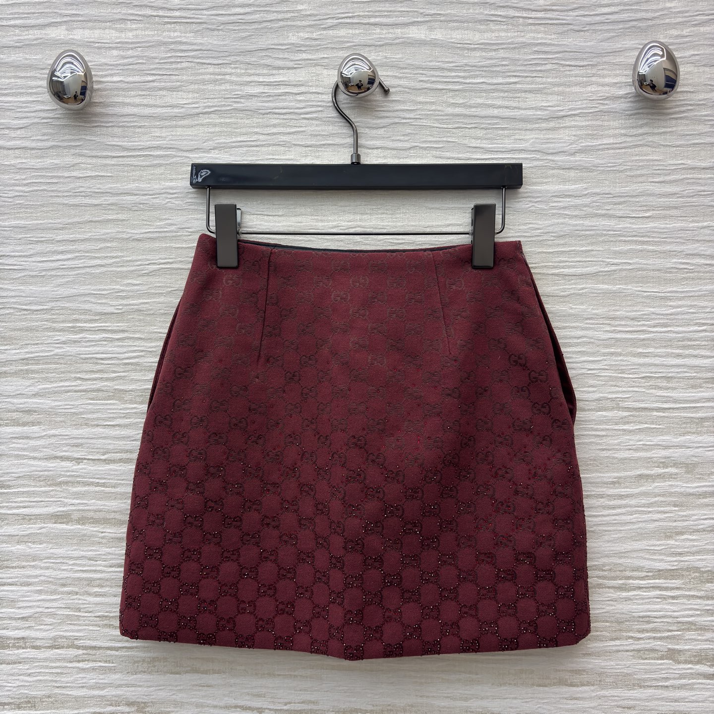 G家酒红闪钻老花短裙 细闪纹理裹满复古贵气 高腰版型刚好掐出腰臀比例 搭同系列外套或毛衣衬衫都能穿出氛围