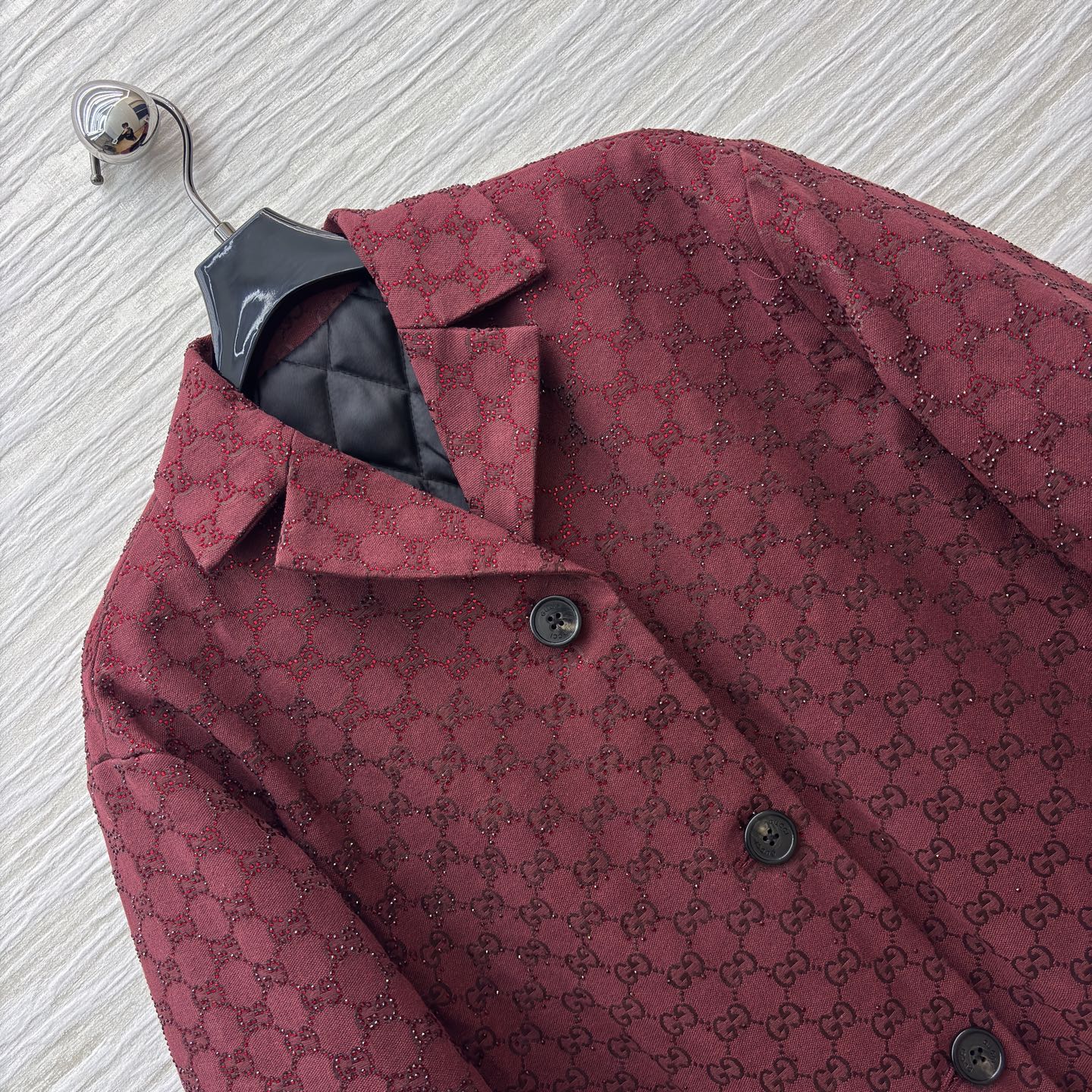 G家酒红闪钻老花外套 满印暗纹裹着细闪质感 翻领单排扣版型利落又显贵 搭同系列半裙就是贵气套装 单穿也能