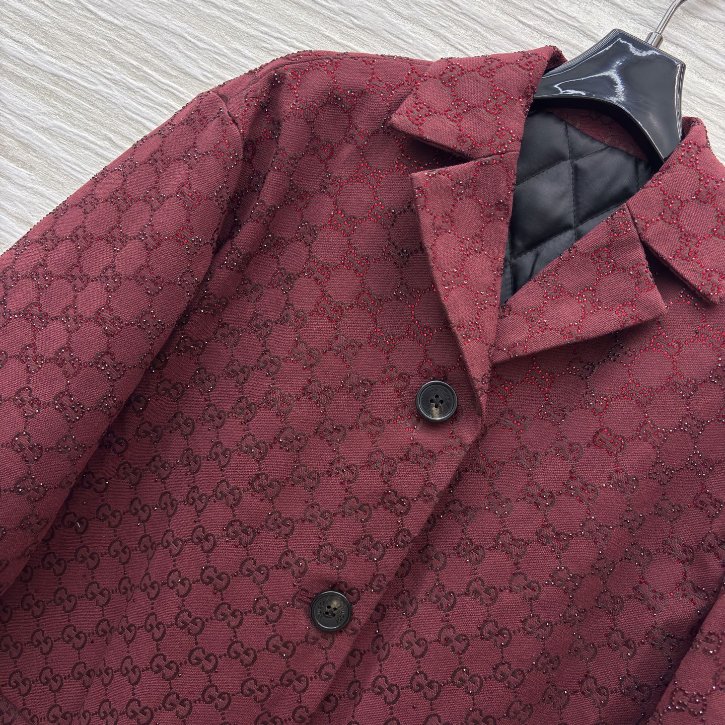 G家酒红闪钻老花外套 满印暗纹裹着细闪质感 翻领单排扣版型利落又显贵 搭同系列半裙就是贵气套装 单穿也能