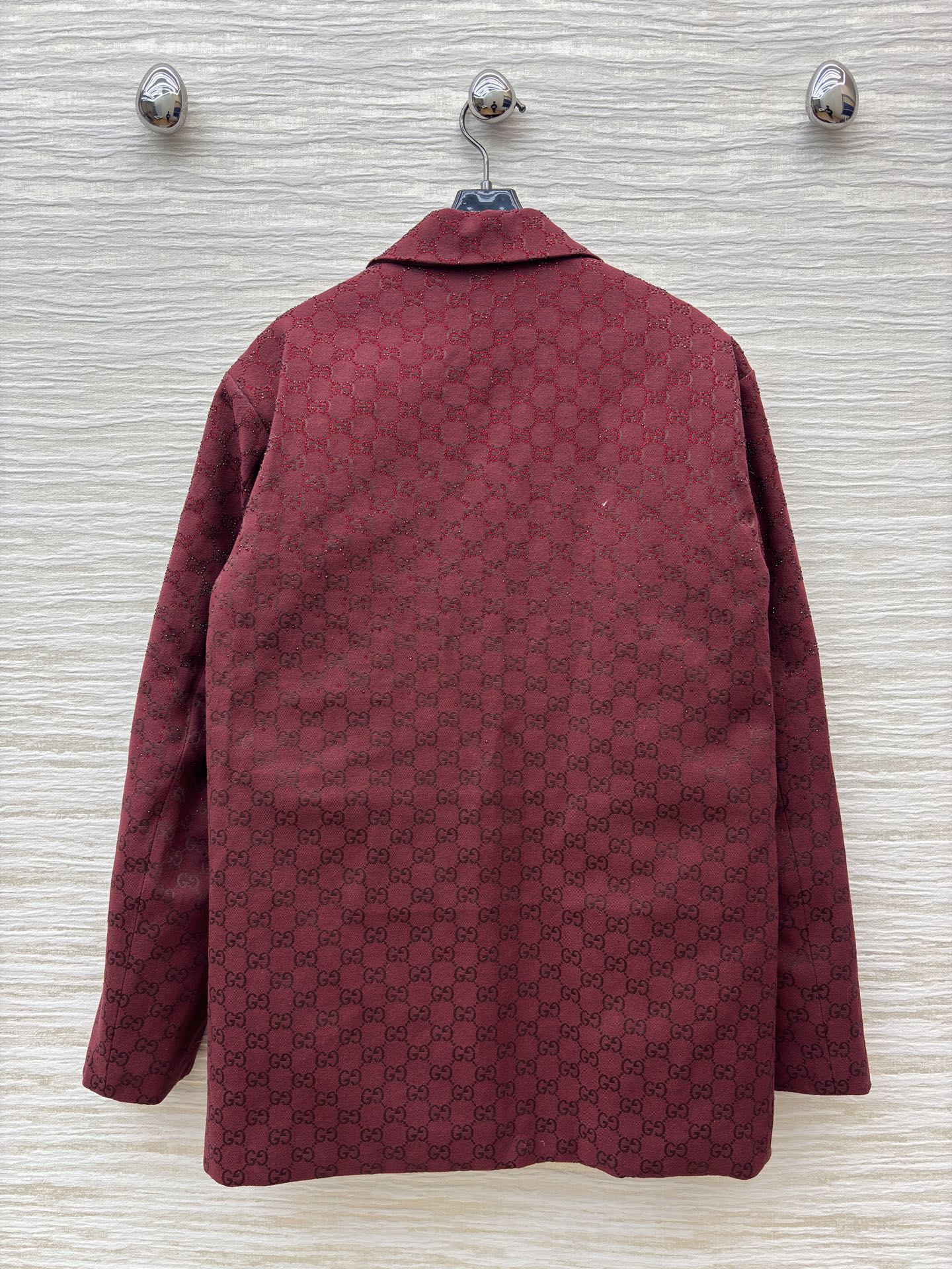 G家酒红闪钻老花外套 满印暗纹裹着细闪质感 翻领单排扣版型利落又显贵 搭同系列半裙就是贵气套装 单穿也能