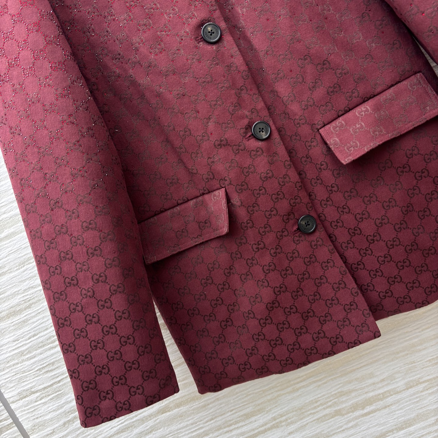 G家酒红闪钻老花外套 满印暗纹裹着细闪质感 翻领单排扣版型利落又显贵 搭同系列半裙就是贵气套装 单穿也能