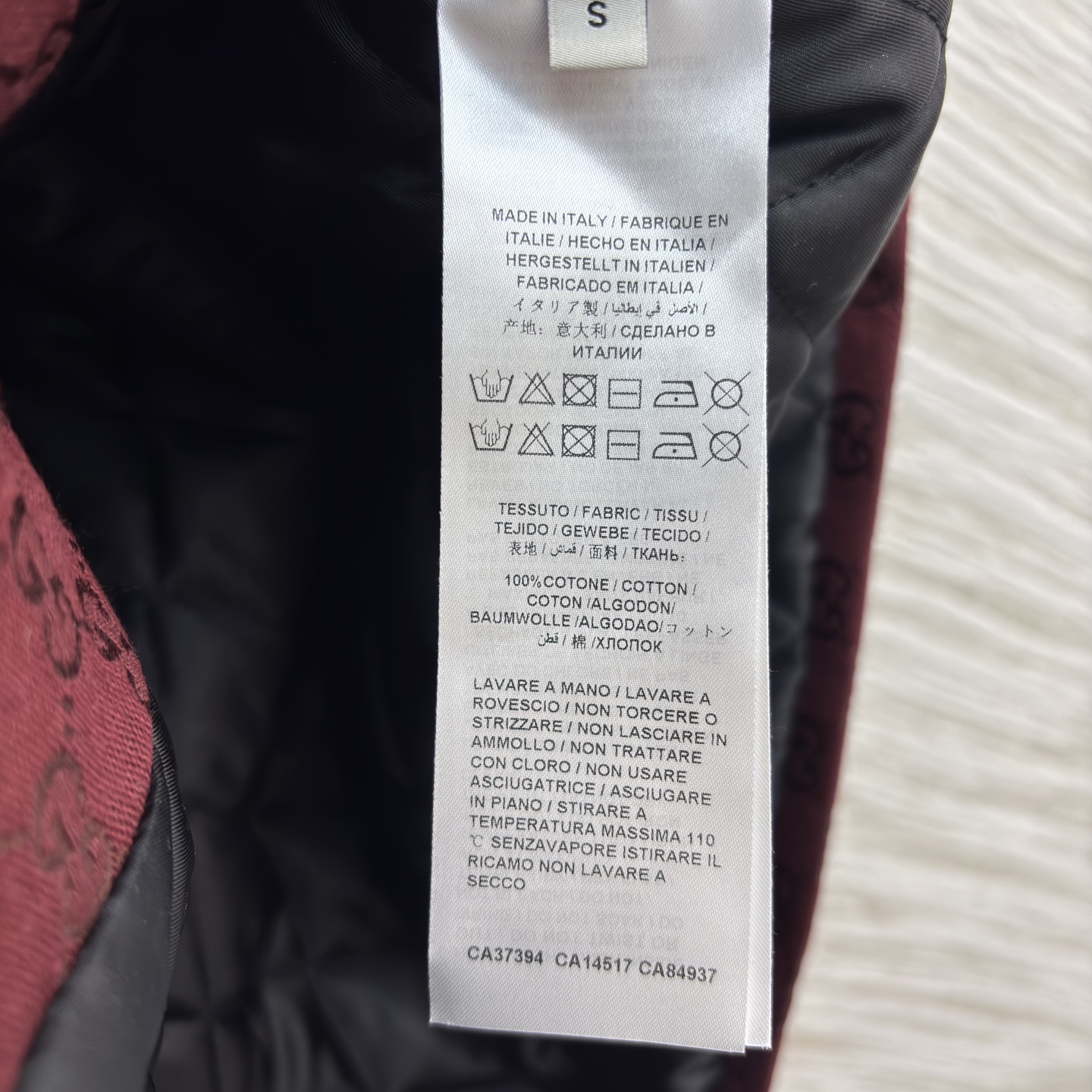 G家酒红闪钻老花外套 满印暗纹裹着细闪质感 翻领单排扣版型利落又显贵 搭同系列半裙就是贵气套装 单穿也能