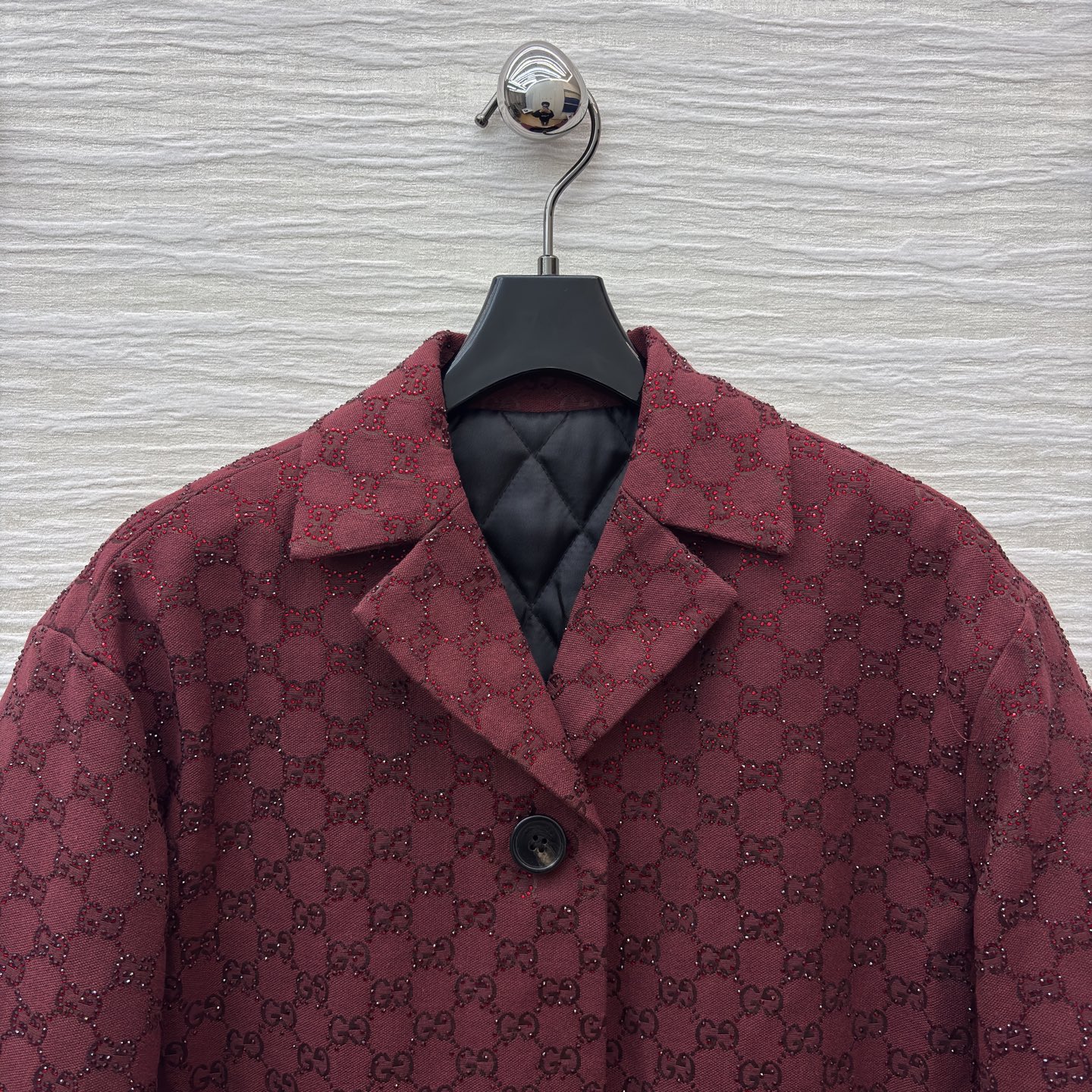 G家酒红闪钻老花外套 满印暗纹裹着细闪质感 翻领单排扣版型利落又显贵 搭同系列半裙就是贵气套装 单穿也能