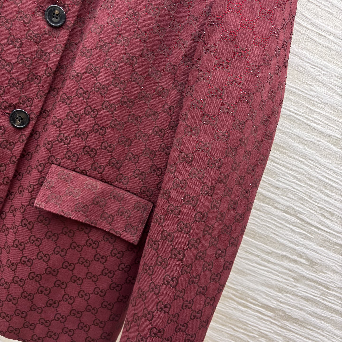 G家酒红闪钻老花外套 满印暗纹裹着细闪质感 翻领单排扣版型利落又显贵 搭同系列半裙就是贵气套装 单穿也能