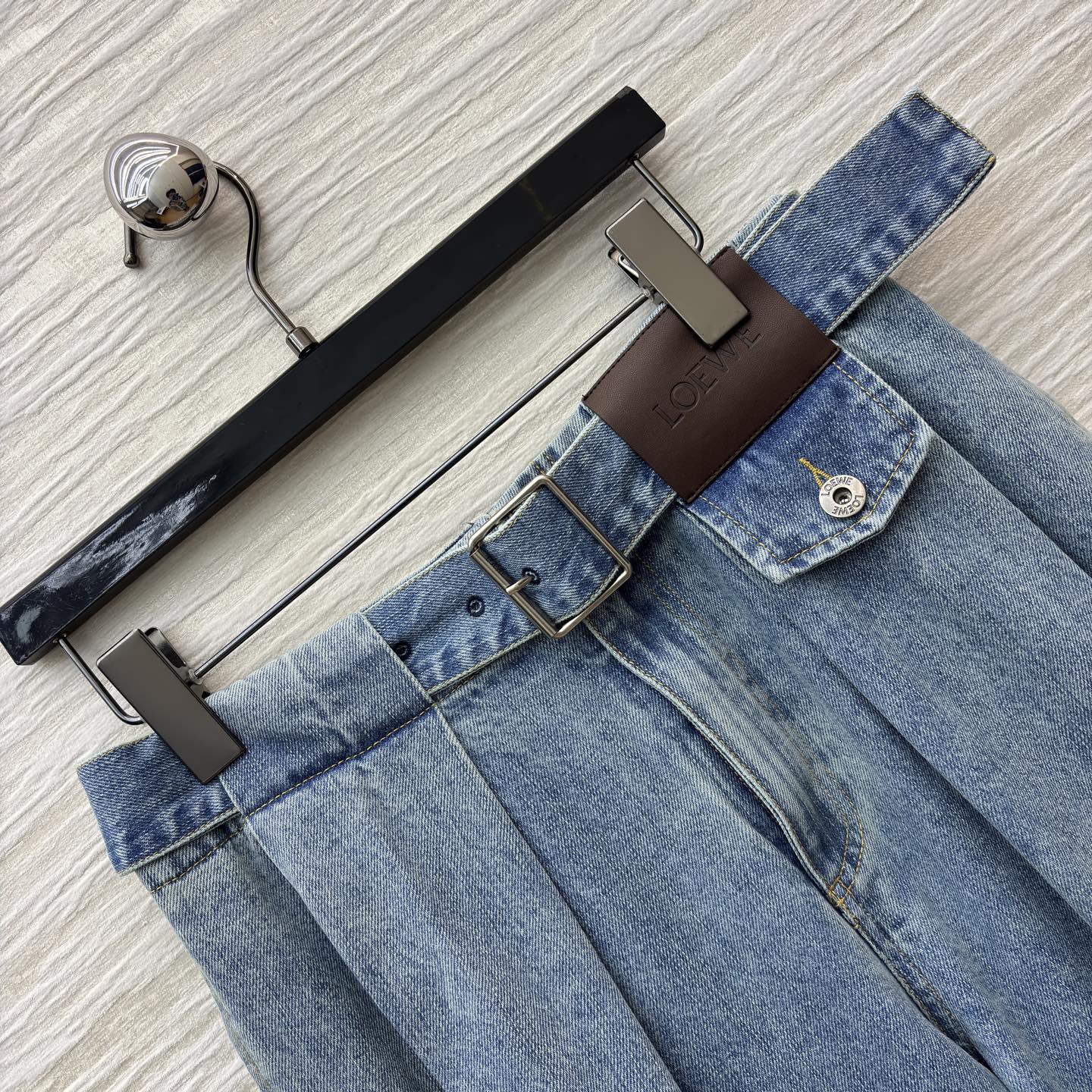 LW家牛仔阔腿裤 是秋冬的“松弛感神器”高腰阔腿版型藏肉又显腿长 自带腰带细节感拉满 浅蓝水洗自带复古滤