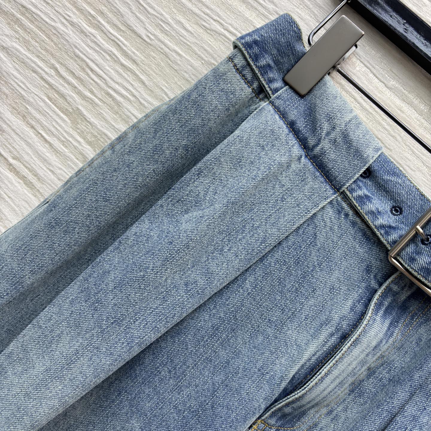 LW家牛仔阔腿裤 是秋冬的“松弛感神器”高腰阔腿版型藏肉又显腿长 自带腰带细节感拉满 浅蓝水洗自带复古滤