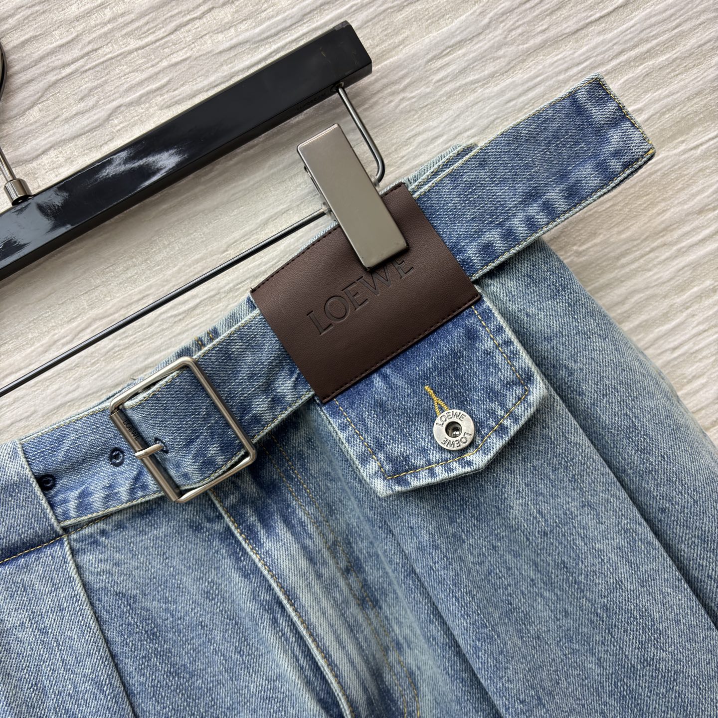 LW家牛仔阔腿裤 是秋冬的“松弛感神器”高腰阔腿版型藏肉又显腿长 自带腰带细节感拉满 浅蓝水洗自带复古滤