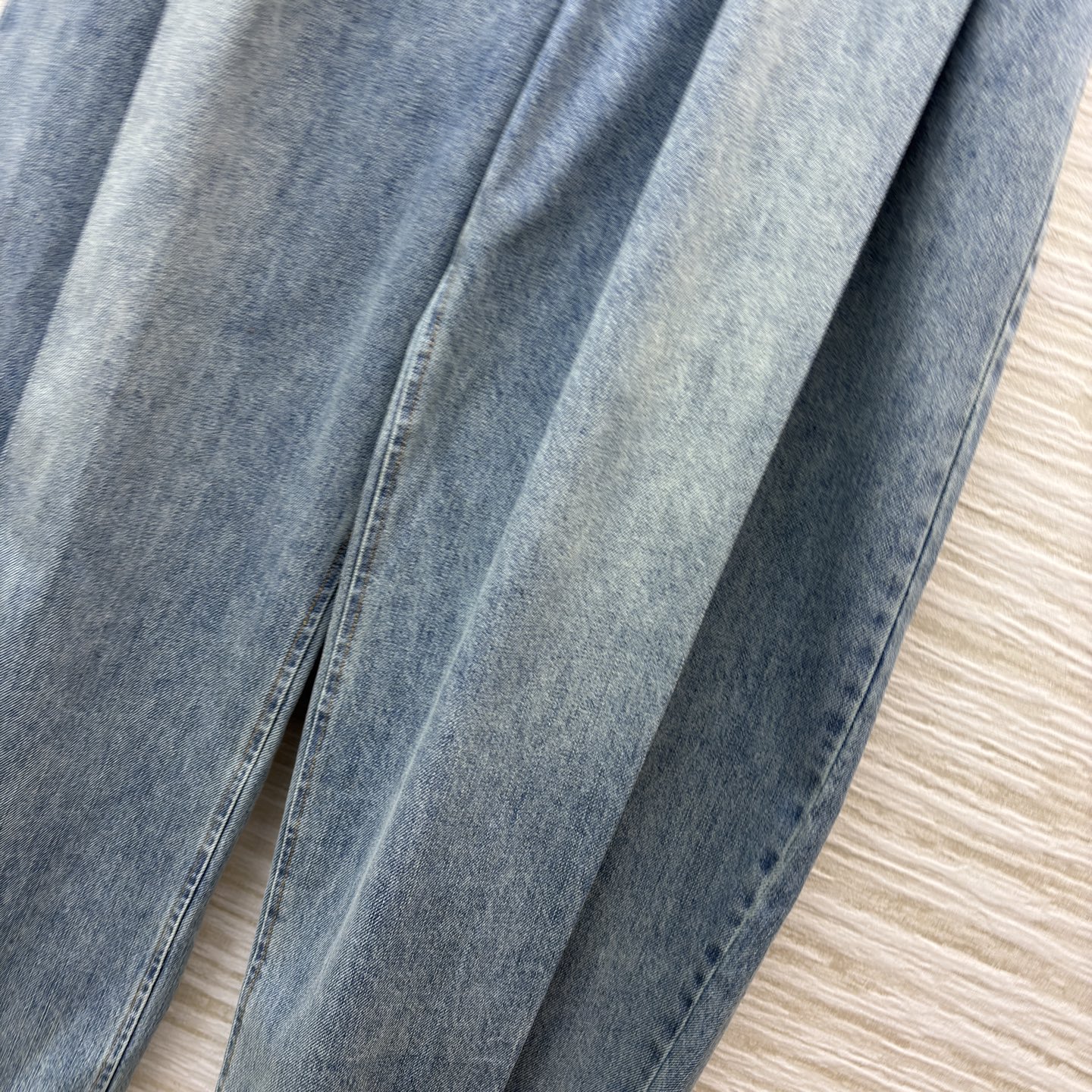 LW家牛仔阔腿裤 是秋冬的“松弛感神器”高腰阔腿版型藏肉又显腿长 自带腰带细节感拉满 浅蓝水洗自带复古滤