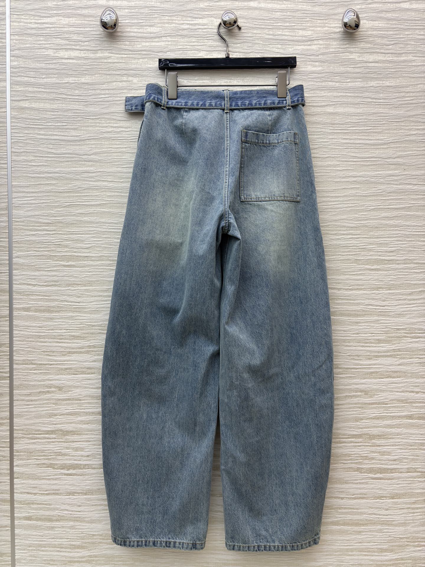 LW家牛仔阔腿裤 是秋冬的“松弛感神器”高腰阔腿版型藏肉又显腿长 自带腰带细节感拉满 浅蓝水洗自带复古滤