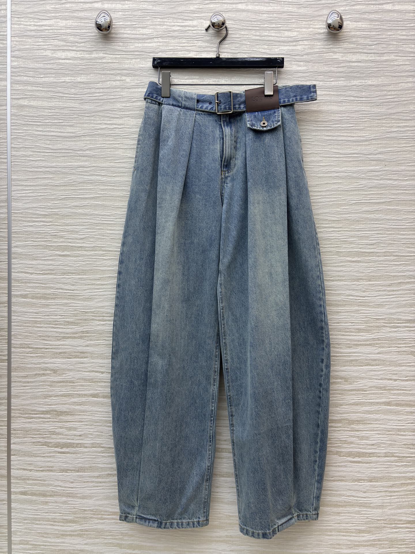 LW家牛仔阔腿裤 是秋冬的“松弛感神器”高腰阔腿版型藏肉又显腿长 自带腰带细节感拉满 浅蓝水洗自带复古滤