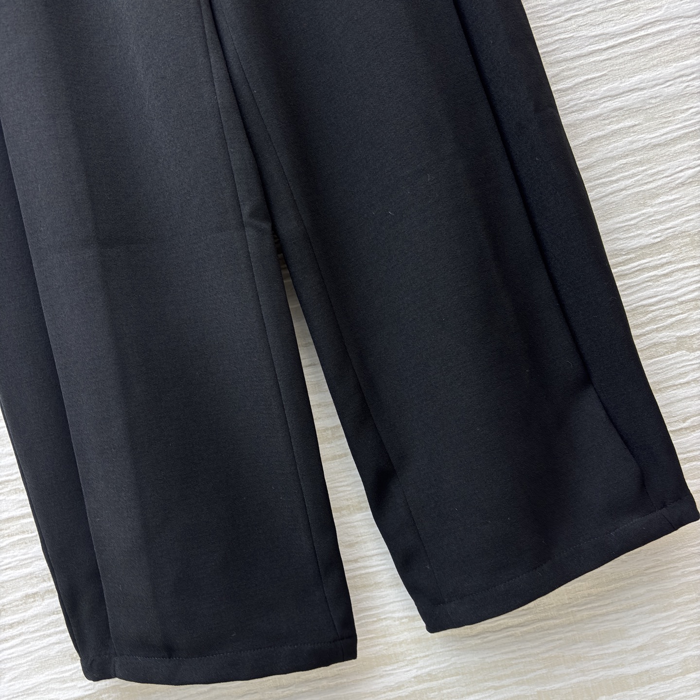 LW秋冬的“气场王炸”高腰裤搭配翻领拉链外套 利落又藏肉 外套后背扭结品牌标 裤子自带腰带 松弛中透着精