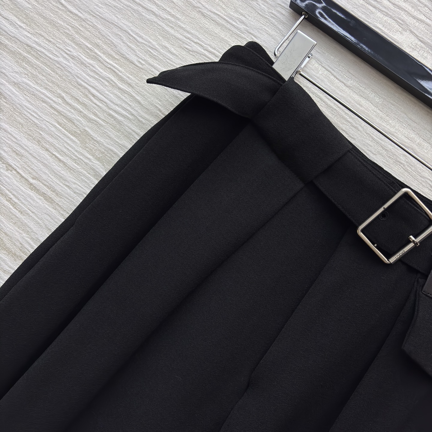 LW秋冬的“气场王炸”高腰裤搭配翻领拉链外套 利落又藏肉 外套后背扭结品牌标 裤子自带腰带 松弛中透着精