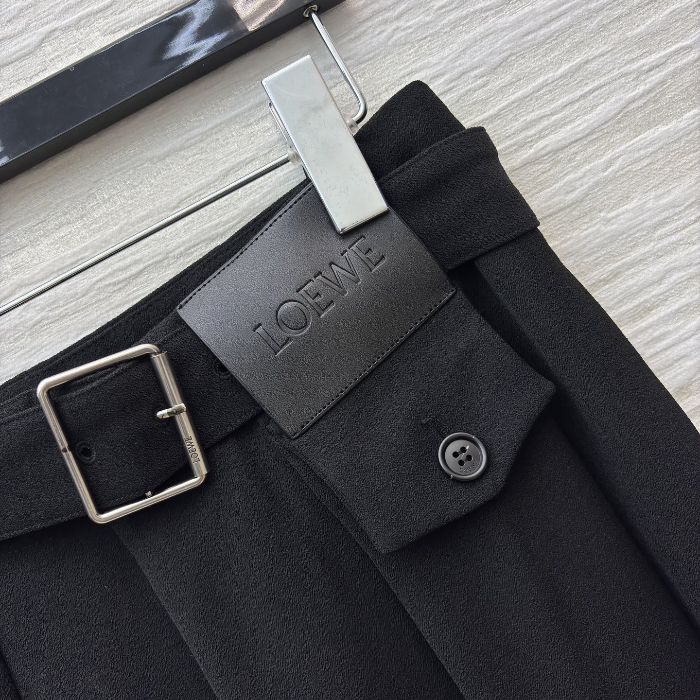 LW秋冬的“气场王炸”高腰裤搭配翻领拉链外套 利落又藏肉 外套后背扭结品牌标 裤子自带腰带 松弛中透着精