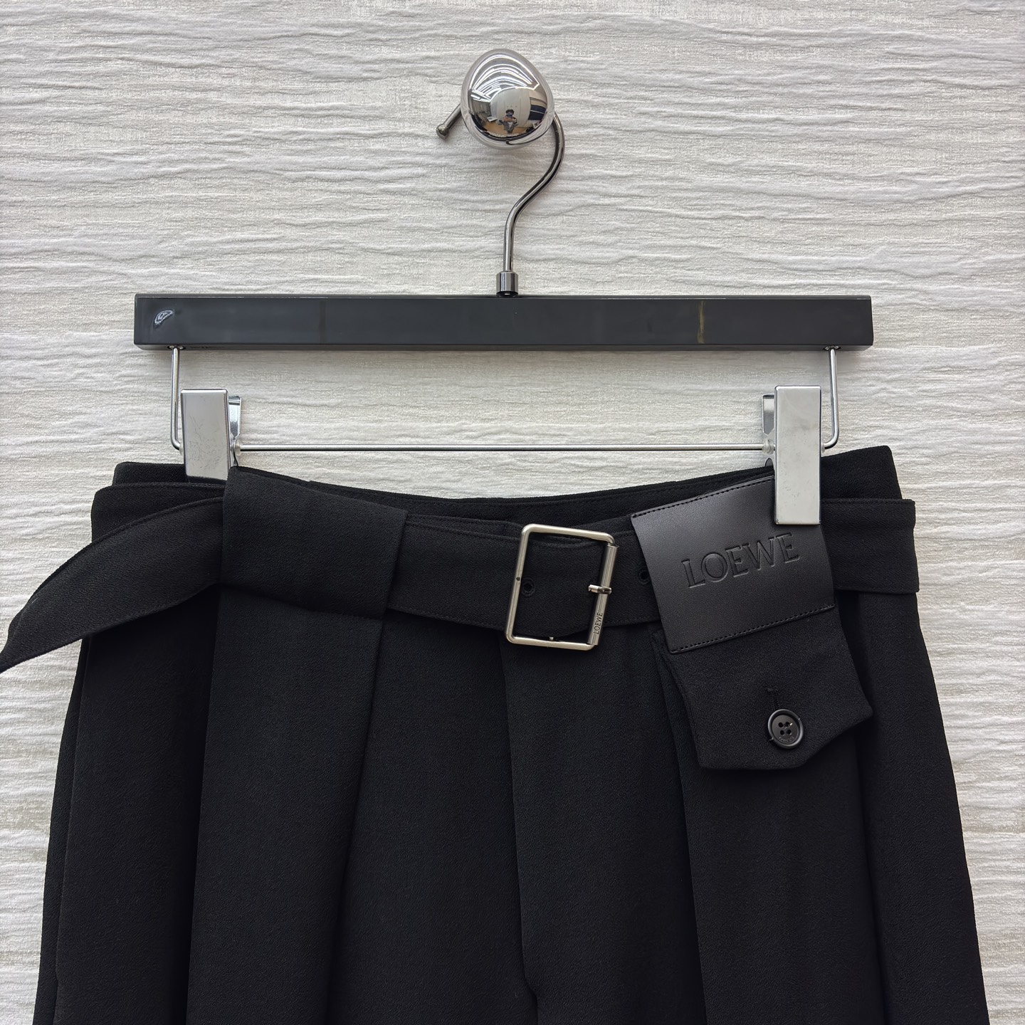 LW秋冬的“气场王炸”高腰裤搭配翻领拉链外套 利落又藏肉 外套后背扭结品牌标 裤子自带腰带 松弛中透着精