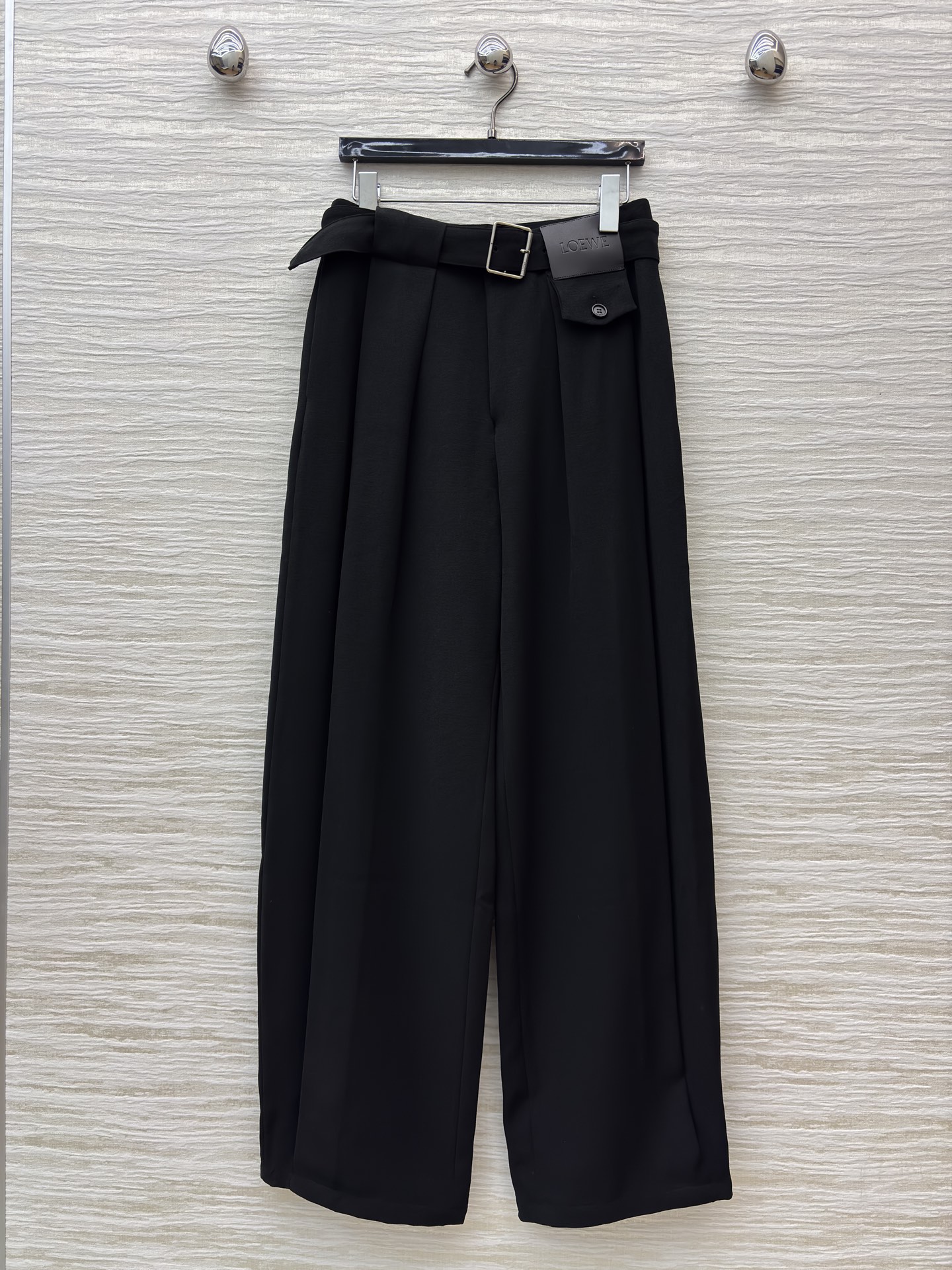 LW秋冬的“气场王炸”高腰裤搭配翻领拉链外套 利落又藏肉 外套后背扭结品牌标 裤子自带腰带 松弛中透着精