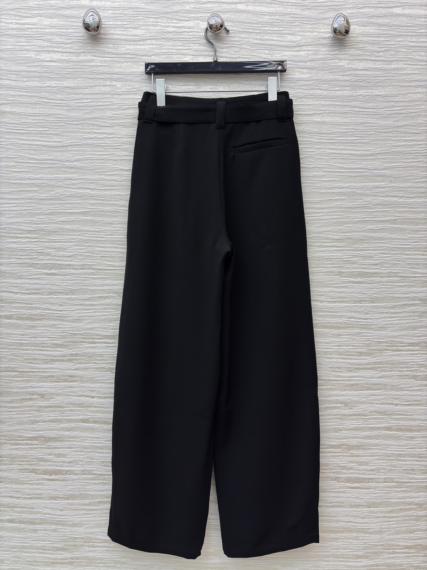 LW秋冬的“气场王炸”高腰裤搭配翻领拉链外套 利落又藏肉 外套后背扭结品牌标 裤子自带腰带 松弛中透着精