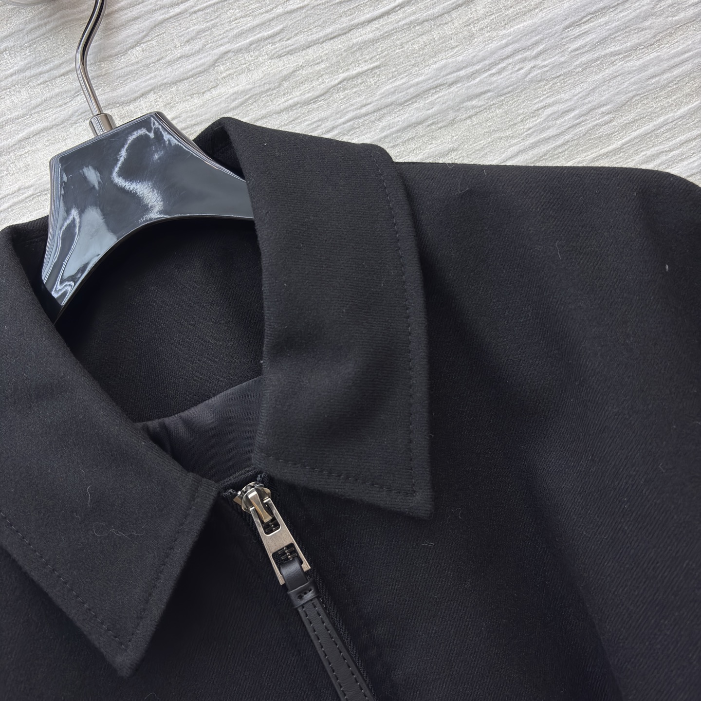 LW秋冬的“气场王炸”高腰裤搭配翻领拉链外套 利落又藏肉 外套后背扭结品牌标 裤子自带腰带 松弛中透着精