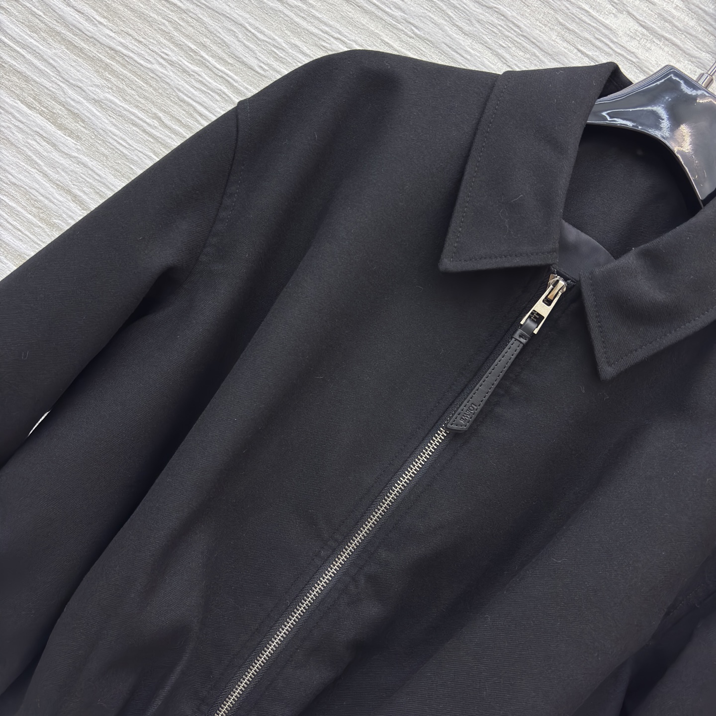 LW秋冬的“气场王炸”高腰裤搭配翻领拉链外套 利落又藏肉 外套后背扭结品牌标 裤子自带腰带 松弛中透着精