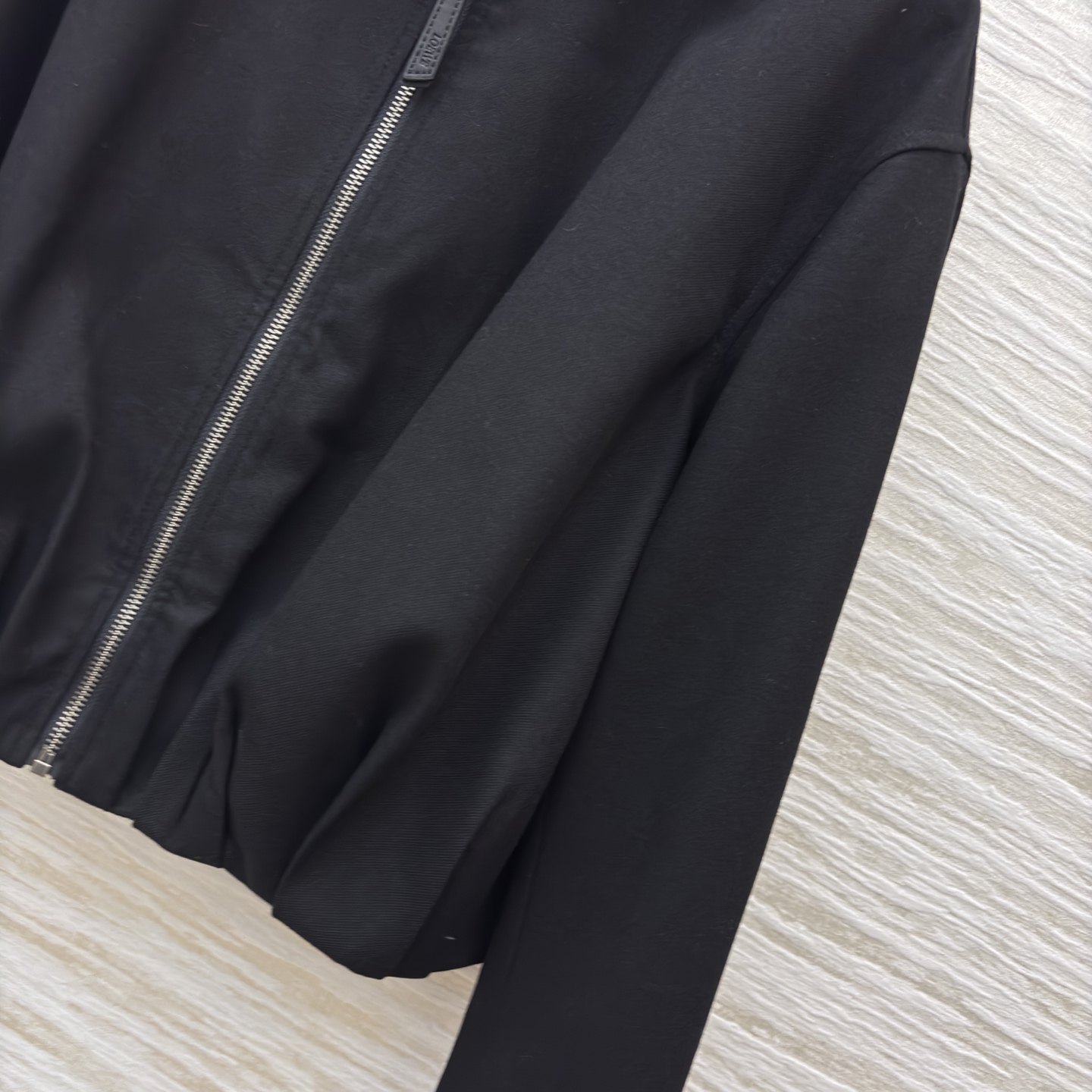 LW秋冬的“气场王炸”高腰裤搭配翻领拉链外套 利落又藏肉 外套后背扭结品牌标 裤子自带腰带 松弛中透着精