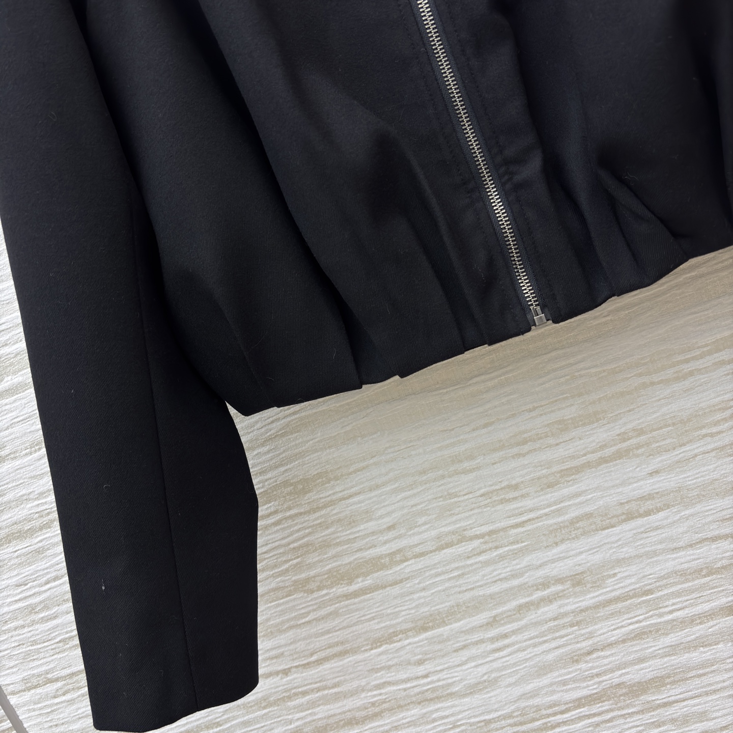 LW秋冬的“气场王炸”高腰裤搭配翻领拉链外套 利落又藏肉 外套后背扭结品牌标 裤子自带腰带 松弛中透着精