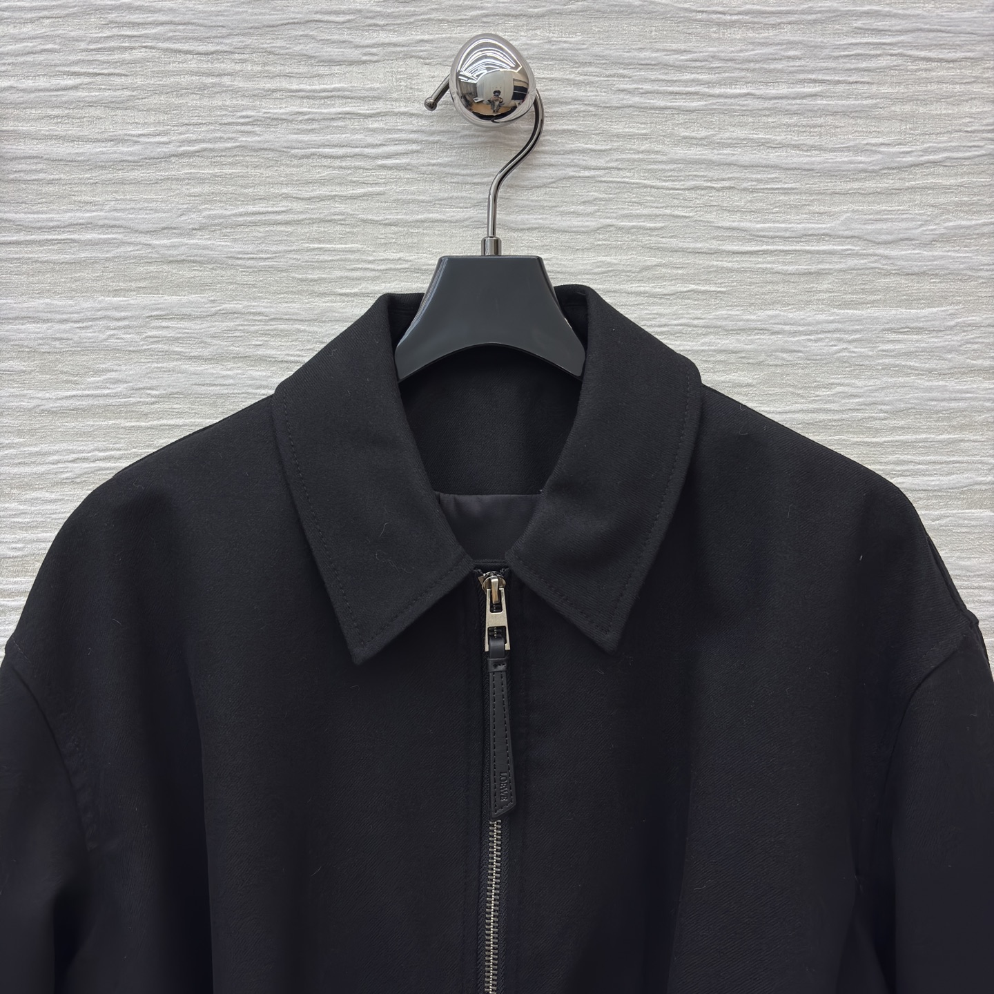 LW秋冬的“气场王炸”高腰裤搭配翻领拉链外套 利落又藏肉 外套后背扭结品牌标 裤子自带腰带 松弛中透着精