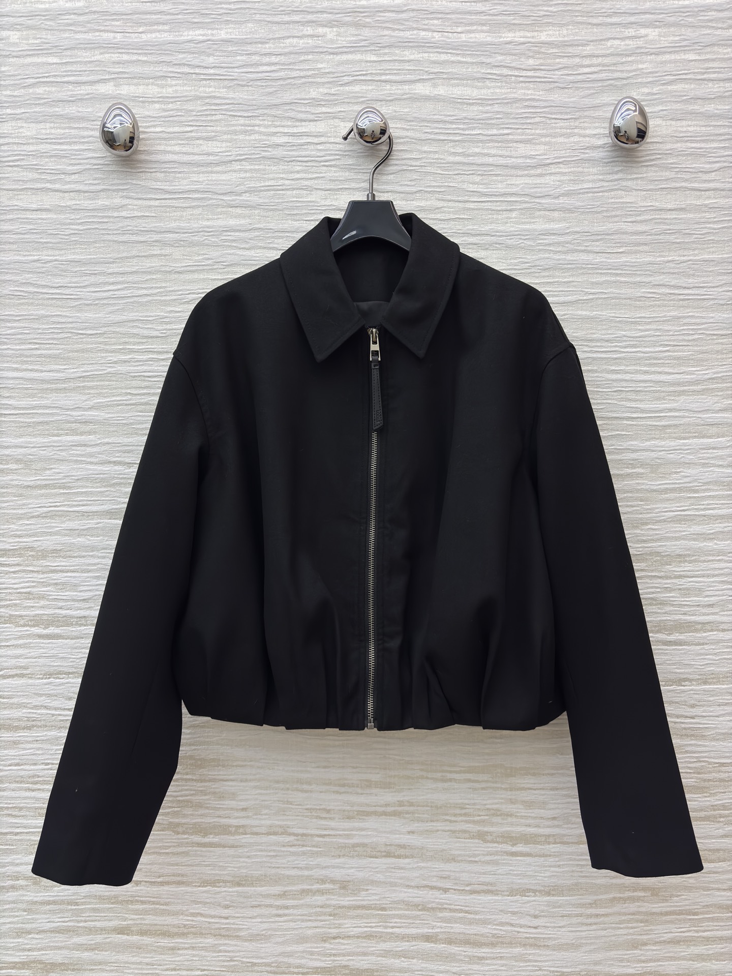 LW秋冬的“气场王炸”高腰裤搭配翻领拉链外套 利落又藏肉 外套后背扭结品牌标 裤子自带腰带 松弛中透着精