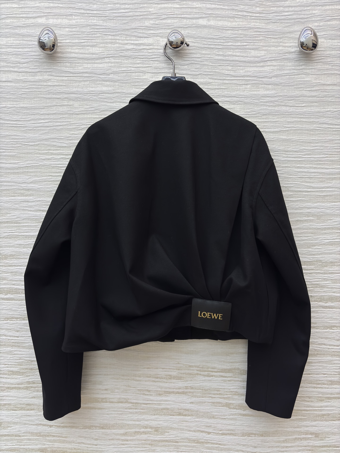 LW秋冬的“气场王炸”高腰裤搭配翻领拉链外套 利落又藏肉 外套后背扭结品牌标 裤子自带腰带 松弛中透着精